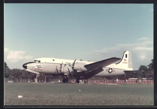 Fotografie Ansicht Berlin-Tempelhof, Flugzeug Douglas C-54 Rosinenbomber der Luftbrücke am Columbiadamm