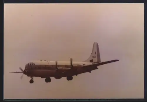 Fotografie Flugzeug Boeing C-97 Stratofreighter USAF 22687 im Landeanflug auf Berlin-Tempelhof