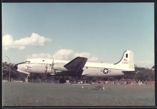 Fotografie Ansicht Berlin-Tempelhof, Flugzeug Douglas C-54 Rosinenbomber O-50557 am Columbiadamm