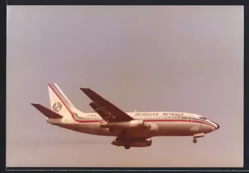 Fotografie Flugzeug Boeing 737 Britannia Airways G-AXNA über Gatow