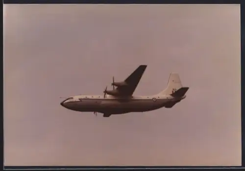 Fotografie Flugzeug Belfast Spartacus Royal Air Force XA369 über Gatow am Tag der offenen Tür