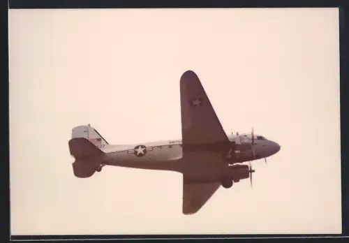Fotografie Flugzeug Douglas C-47 Skytrain USAF 155257 über Berlin-Tempelhof