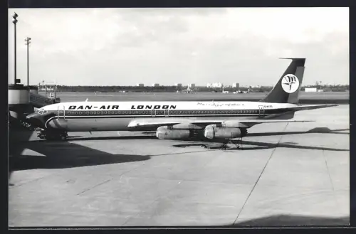 Fotografie Flughafen Berlin-Tegel, Flugzeug Boeing 707 Dan-Air London G-AYSL, Triebwerksabdeckung links demontiert