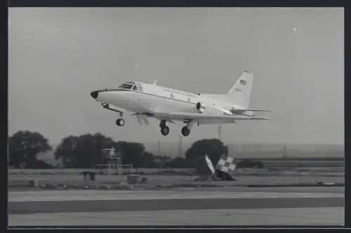 Fotografie Flugzeug North American T-39A USAF 10677 kurz nach dem Start