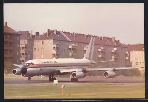 Fotografie Ansicht Berlin-Tempelhof, Flugzeug Convair CV-990 Modern Air N5625 vor Mietskasernen am Tempelhofer Damm