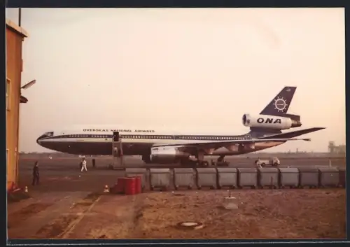 Fotografie Flugzeug Douglas DC-10 Overseas National Airways N1032F, Flugzeug in New York nach Vogelschlag ausgebrannt