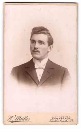 Fotografie W. Müller, Magdeburg, Tischlerbrücke 34, Ernst Köhler in Anzug und Fliege