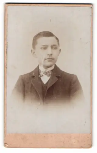 Fotografie unbekannter Fotograf und Ort, Junger Mann in zeitgenössischer Kleidung