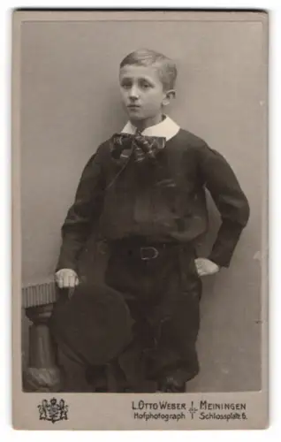 Fotografie L. Otto Weber, Meiningen, Schlossplatz 6, Jobst H. Bose mit Hut in der Hand