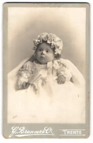 Fotografie G. Brunner & Co., Trento, Via Grazioli, Josefa Enzenberg als Kleinkind mit Haube