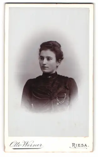 Fotografie Otto Werner, Riesa, Frieda Finzsch im hochgeschlossenen Kleid