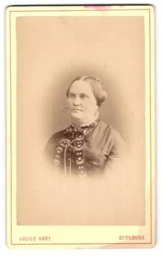 Fotografie Julius Nary, Bernburg, Langestrasse 23, Frau Mehrherdt im Porträt
