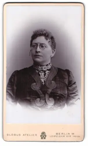 Fotografie Globus Atelier, Berlin, Leipziger Str. 132/135, Frau Bauer mit Brille