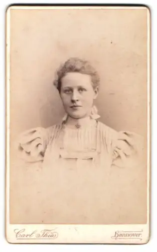 Fotografie Carl Thies, Hannover, Höltystrasse 13, Lina Terbin im eleganten Kleid