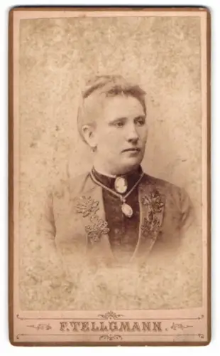 Fotografie F. Tellgmann, Eschwege, Promenade 10, Emma Gering im Porträt