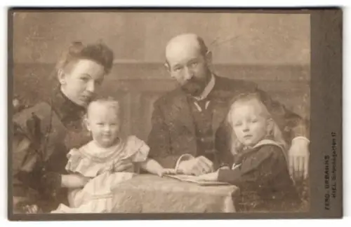 Fotografie Ferd. Urbahns, Kiel, Schlossgarten 17, Familienporträt mit Kindern