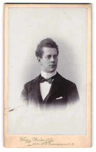 Fotografie Hugo Strube & Co., Berlin, Prinzenstrasse 16, Porträt eines eleganten jungen Mannes