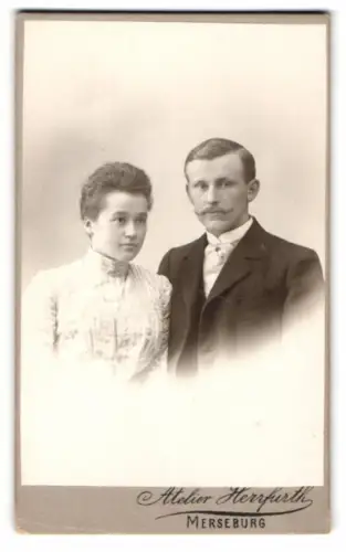 Fotografie Atelier Herrfurth, Merseburg, Karl Löbe und Margarete Herrmann als Verlobte im Jahr 1903