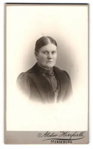 Fotografie Atelier Herrfurth, Merseburg, Ida Löbe, geb. Thiemann im Porträt