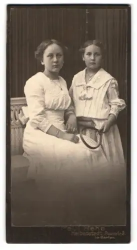 Fotografie Paul Rehe, Halberstadt, Roonsstrasse 2, Gertrud und Charlotte Schmitz im Porträt