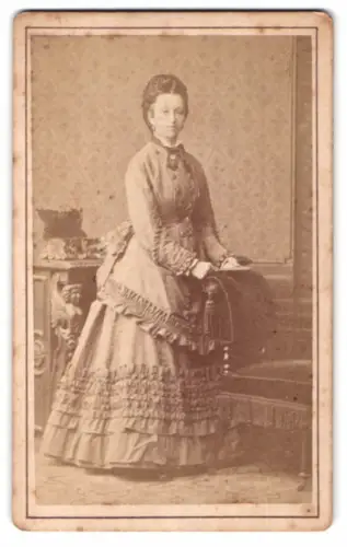 Fotografie Baldi & Wurthle, Salzburg, Schwarzstrasse 3, elegante Dame im viktorianischen Kleid