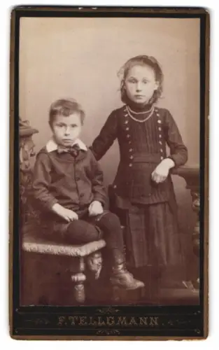 Fotografie F. Tellemann, Eschwege, Promenade 10, zwei Kinder in stilvoller Kleidung mit Perlenhalskette