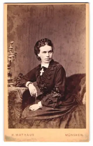 Fotografie H. Mathaus, München, Maximilianstrasse 13, Porträt einer Frau mit elegantem Kleid