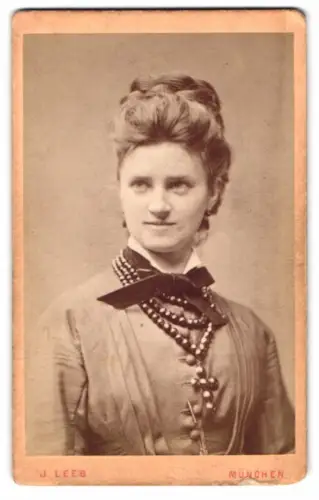 Fotografie J. Leeb, München, Schönfeldstrasse 18, Porträt einer Dame mit elegantem Schmuck