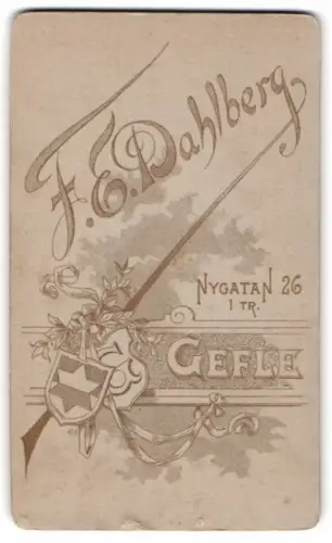 Fotografie F. G. Dahlberg, Gefle, Nygatan 26, WAppenschilder nebst Anschrift des Atelier