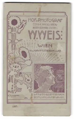 Fotografie W. Weis, Wien, Hauptstrasse 67, Damenkopf nebst Plattenkamera und Sonnenblumen
