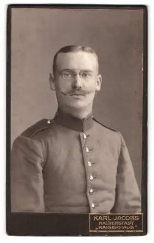 Fotografie Karl Jacobs, Halberstadt, Kaiserhaus, Porträt Soldat in Uniform mit Zwickerbrille