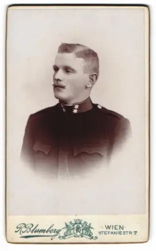 Fotografie R. Blumberg, Wien, Stefaniestrasse 7, Portrait eines K.u.K. Soldaten in Uniform