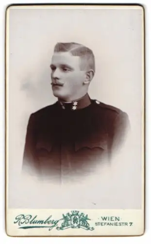 Fotografie R. Blumberg, Wien, Stefaniestrasse 7, K.u.K. Soldat in Uniform