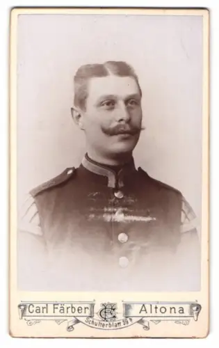 Fotografie Carl Färber, Altona, Schulterblatt 59b, Porträt eines Uffz. in Musiker Uniform Rgt. 18