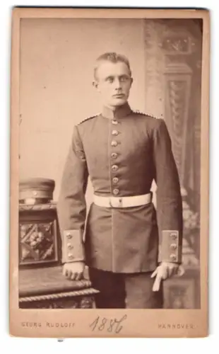 Fotografie Georg Rudloff, Hannover, Georgstrasse 12, Porträt eines Einjährig-Freiwilligen Soldaten in Uniform