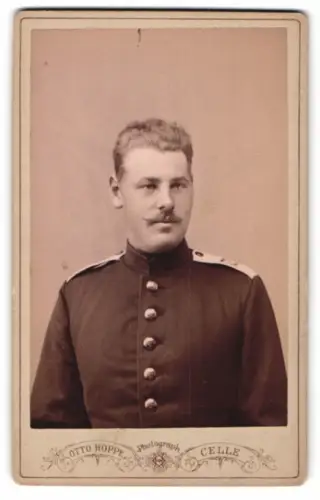 Fotografie Otto Hoppe, Celle, Altencellerthorstrasse 7, Porträt eines Soldaten in Uniform Rgt. 77