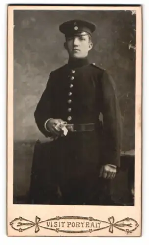 Fotografie unbekannter Fotograf und Ort, Porträt eines jungen Soldaten in Uniform