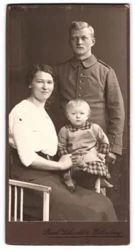 Fotografie Paul Schindler, Wittenberg, Soldate in Feldgrau Uniform nebst seiner Familie, Kriegsausmarsch