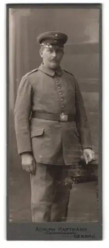Fotografie Adolph Hartmann, Dessau, Hohe Strasse, Porträt eines sächsischen Soldaten in Feldgrau Uniform