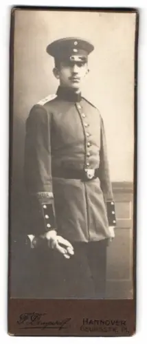Fotografie F. Dürkoop, Hannover, Georgstr. 18, Soldat in Uniform mit Traditions Ärmelband Gibraltar