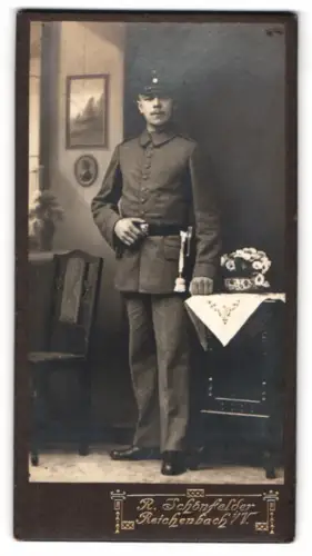 Fotografie R. Schönfelder, Reichenbach i/V, CDV-Porträt eines Soldaten in Feldgrau Uniform mit Bajonett