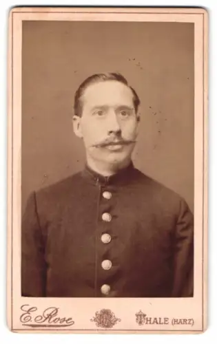 Fotografie E. Rose, Thale (Harz), Portrait eines Bergmann in Uniform mit Mustasch