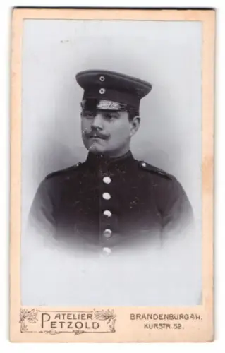 Fotografie Paul Petzold, Brandenburg a/H., Kurstr. 52, Porträt eines Soldaten in Uniform mit Schirmmütze