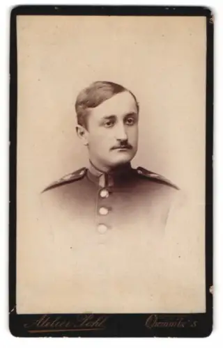 Fotografie Atelier Pohl, Chemnitz, Johannisplatz 16, Uffz. in Uniform mit Seitenscheitel