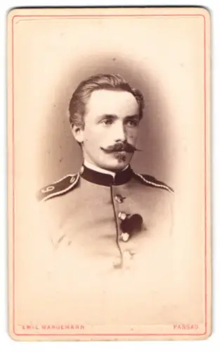 Fotografie Emil Wangemann, Passau, Heilige-Geiststr. 379, Einjährig-Freiwilliger Soldaten in Uniform Rgt. 9