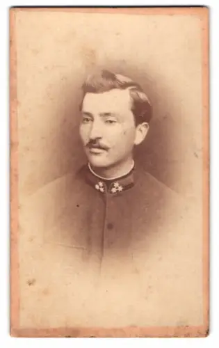 Fotografie Suckdol, Wieden, Technikerstrasse 1, K.u.K. Soldat in Uniform mit drei Sternen
