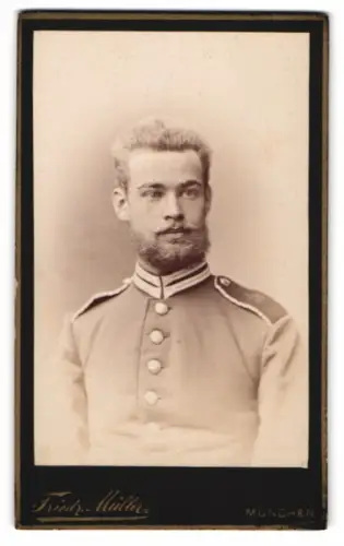 Fotografie Friedr. Müller, München, Amalienstr. 9, Einjährig-Freiwilliger Soldat in Garde Uniform