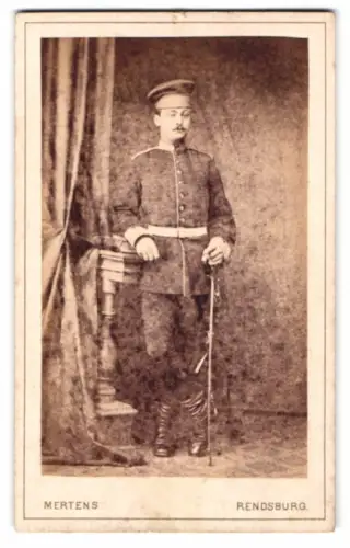 Fotografie Ludwig Mertens, Rendsburg, Altstadt 223, Porträt eines Soldaten in Uniform mit alter Mütze