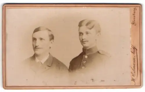 Fotografie H. Eilmann Nachf., Flensburg, Angelburgerstrasse 20, Soldat in Uniform nebst seinem Vater
