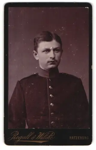 Fotografie Rogall & Wilcke, Ratzeburg, Gr. Kreuzstrasse 102, junger Soldat in Uniform